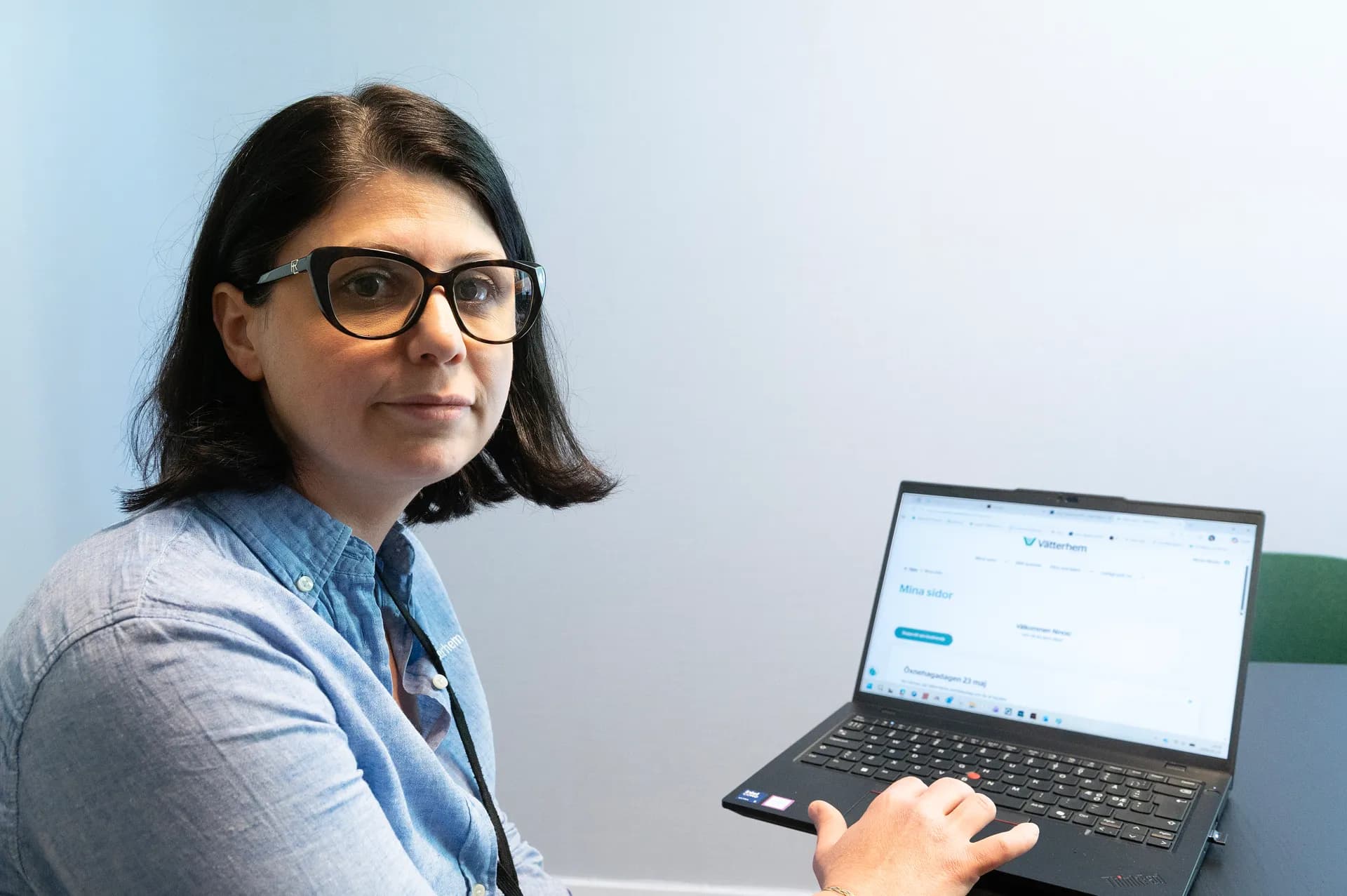 Medarbetare på Vätterhem visar på sin laptop hur man använder Mina sidor