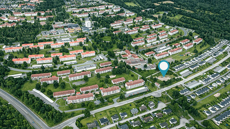 Flygfoto av Öxnehaga med tomtens placering.
