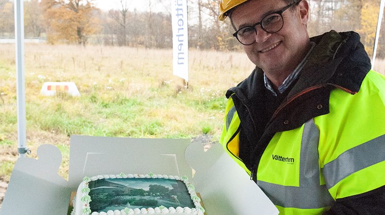Henrik Möller bygg- och upphandlingschef visar stolt upp tårtan.