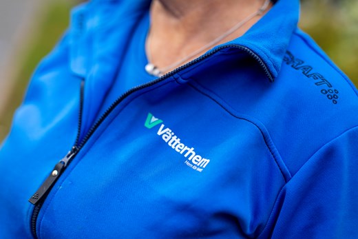 Blå profiltröja med Vätterhems logotyp
