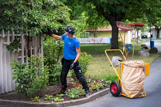 Vätterhemspersonal som rensar ogräs